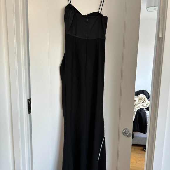 NWOT Cinq à Sept Drape Evening Long Gown Ruffled Crystal Embellished Sz 4 Black - Picture 10 of 10